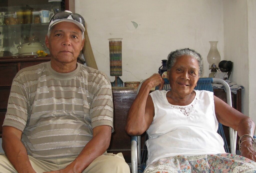 Хосе Луис Рей Эмбале (племянник) и Фелисия Эмбале Молина (сестра)Вспоминая Луиса в их доме в Эль-Серро. (Фото: Барри Кокс, февраль 2008 г.)