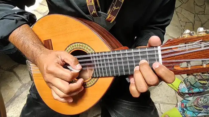 Бандуррия, традиционный инструмент для суку-суку